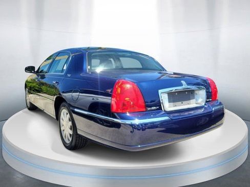 Used 2011 Lincoln Town Car Signature Limited RWD image 3