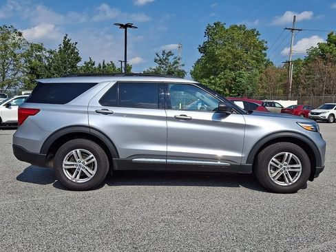 Used 2023 Ford Explorer XLT AWD/4WD image 10