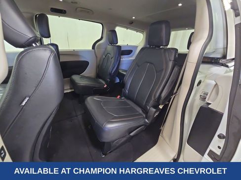 Used 2017 Chrysler Pacifica Touring-L w/ 13 Speaker Alpine Sound Group image 34