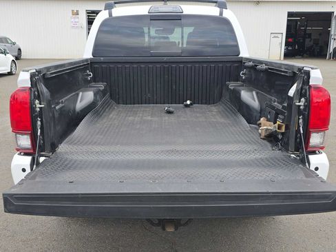 Used 2019 Toyota Tacoma TRD Off-Road AWD/4WD image 14
