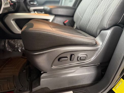 Used 2019 Nissan Titan SV w/ SV Convenience Package image 29