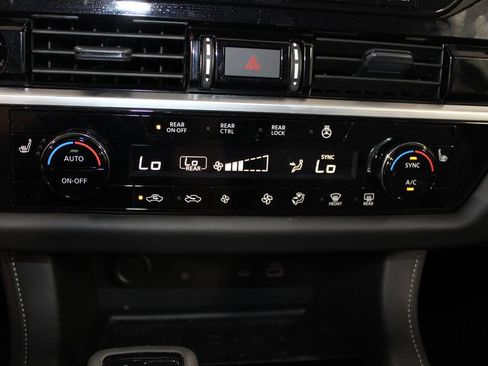 Used 2025 Nissan Pathfinder SL FWD image 31
