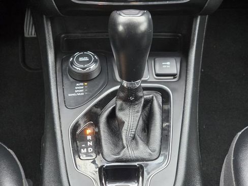 Used 2022 Jeep Cherokee Limited AWD/4WD image 21