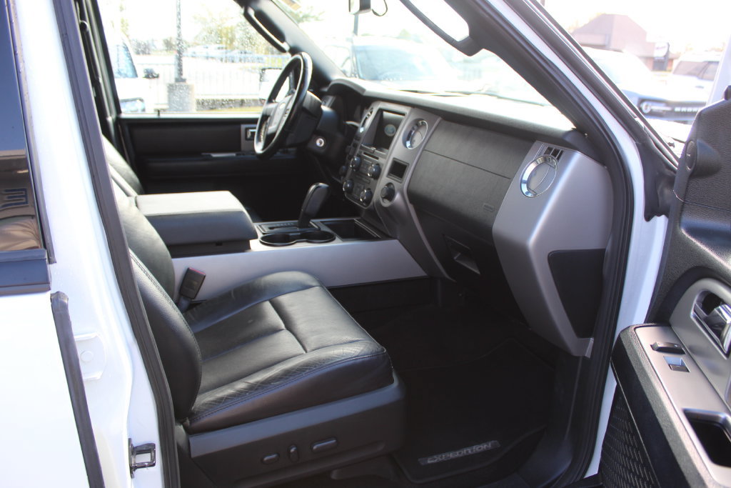Used 2017 Ford Expedition XLT w/ Equipment Group 201A AWD/4WD image 12