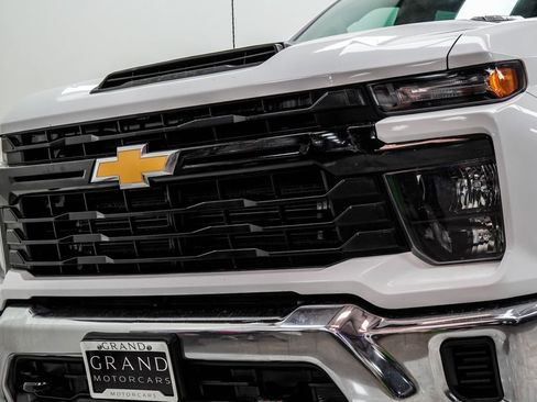 Used 2024 Chevrolet Silverado 2500 W/T w/ WT Convenience Package AWD/4WD image 2