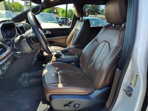 Used 2020 Chrysler Pacifica Limited w/ Advanced Safetytec Group FWD image 9