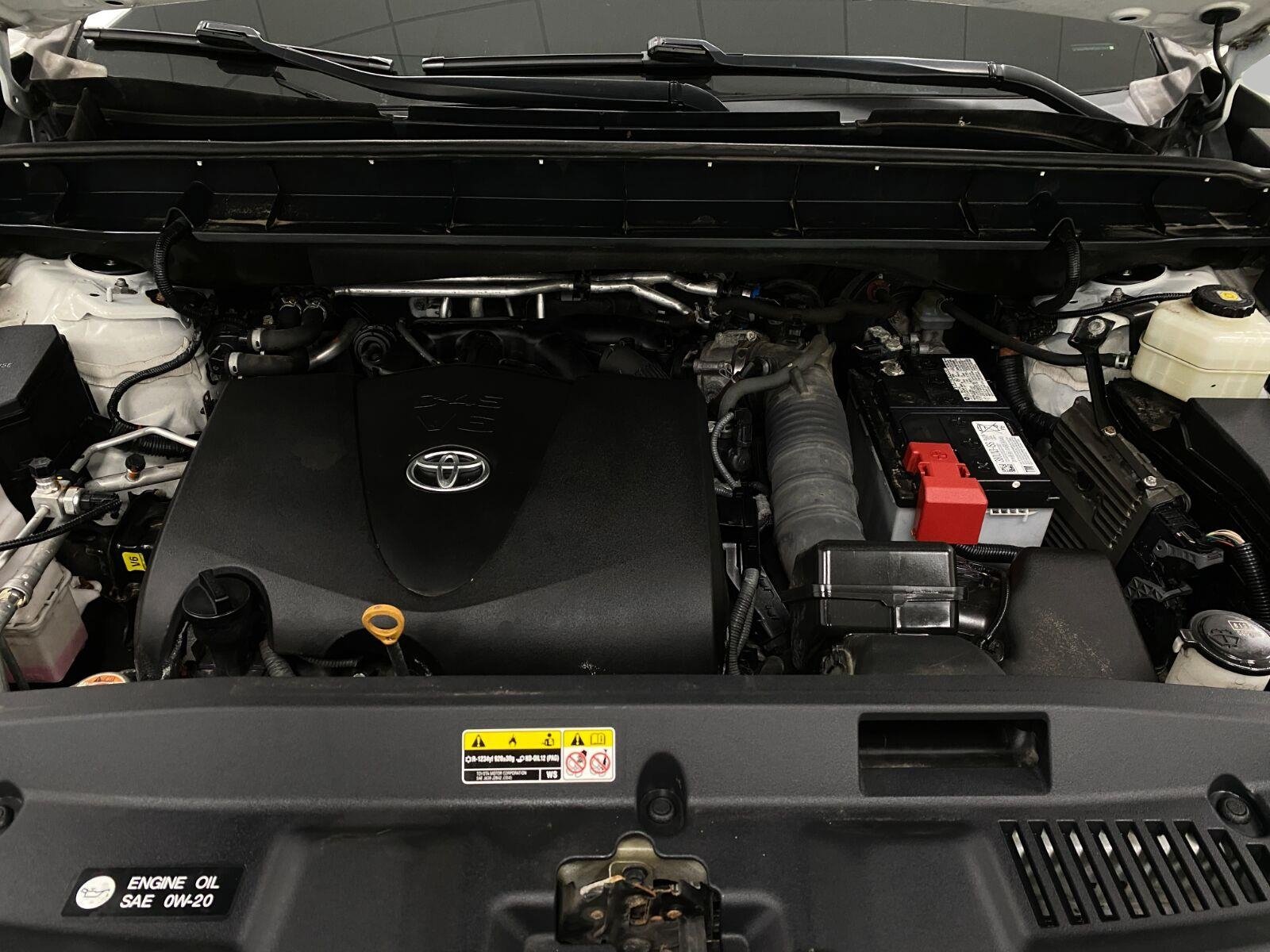 Used 2021 Toyota Highlander XLE AWD/4WD image 12