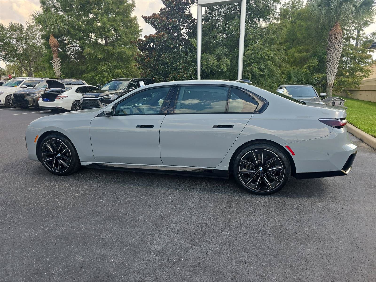 Certified 2023 BMW i7 xDrive60 w/ Luxury Rear Seating Package AWD/4WD image 5