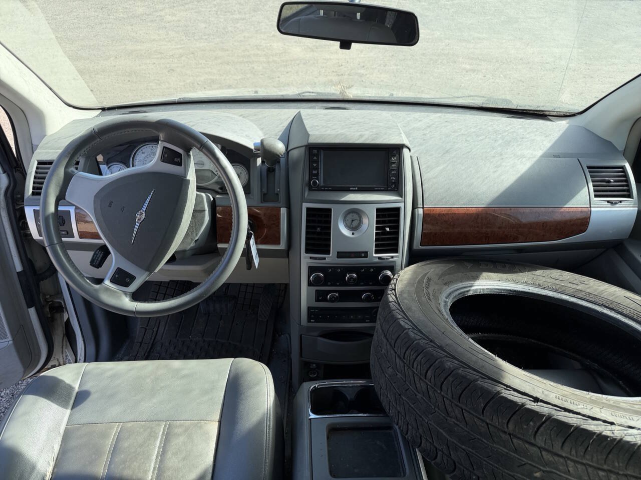 Used 2009 Chrysler Town & Country Touring FWD image 28