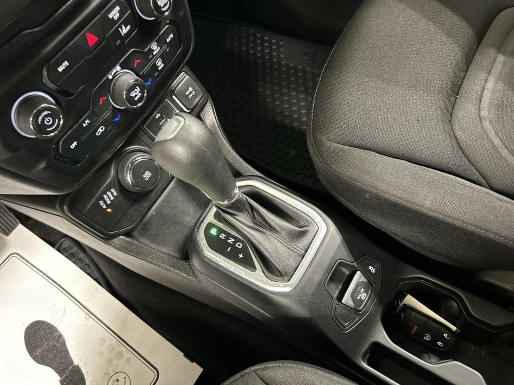 Used 2021 Jeep Renegade Latitude w/ Convenience Group AWD/4WD image 17