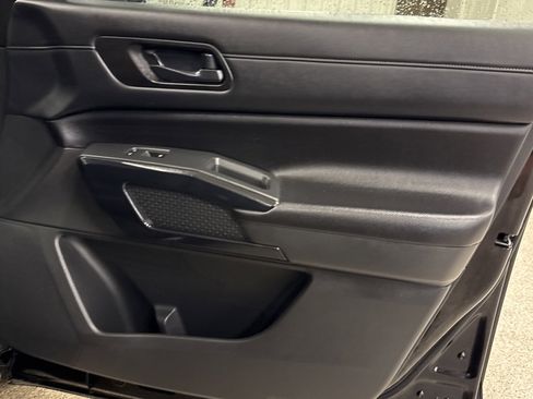 Used 2024 Nissan Pathfinder S image 17