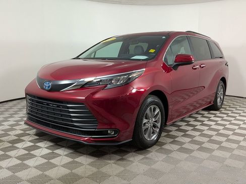 Used 2025 Toyota Sienna XLE FWD image 7