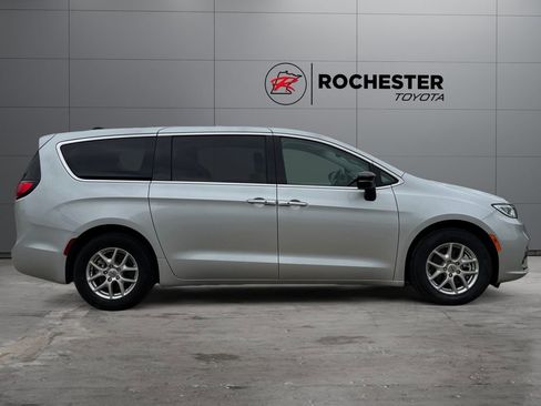 Used 2024 Chrysler Pacifica Touring-L FWD image 6