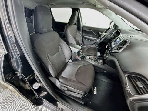 Used 2019 Jeep Cherokee Latitude w/ Popular Appearance Group FWD image 27