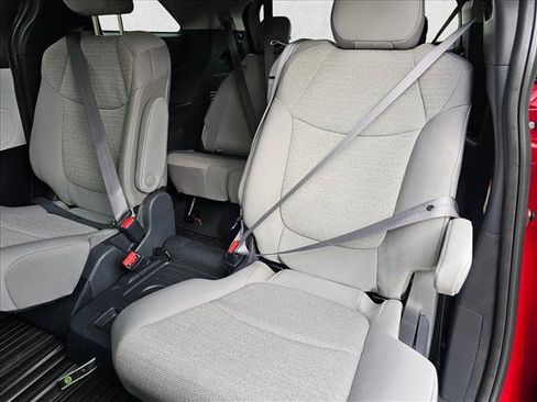 Used 2025 Toyota Sienna LE AWD/4WD image 18