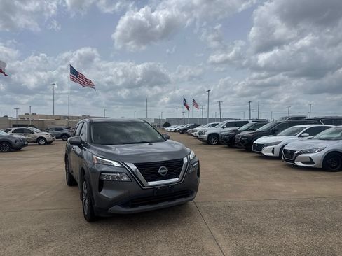 Used 2023 Nissan Rogue SV FWD image 2