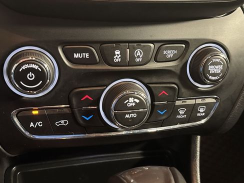 Used 2020 Jeep Cherokee Limited w/ Technology Group image 23