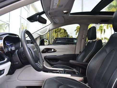 Used 2023 Chrysler Pacifica Limited FWD image 20