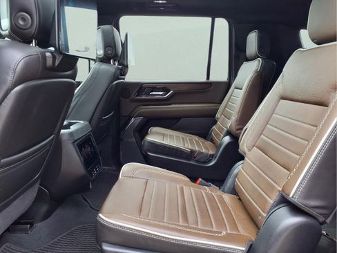 Used 2025 GMC Yukon XL Denali Ultimate AWD/4WD image 12