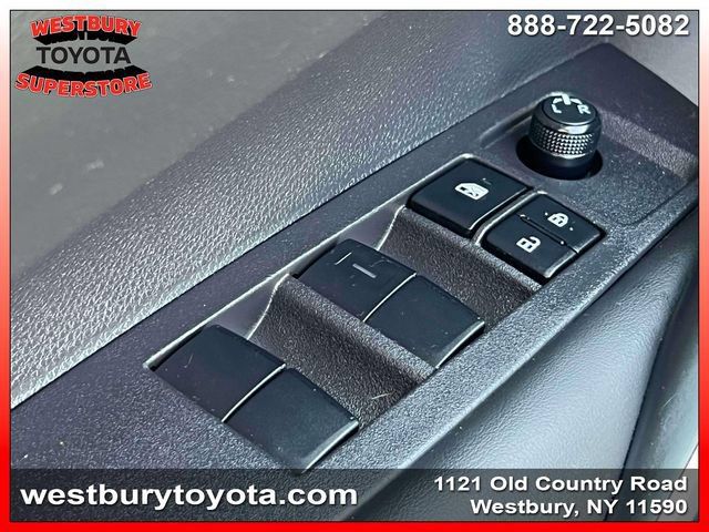 Used 2024 Toyota Corolla SE w/ SE Premium Package FWD image 19