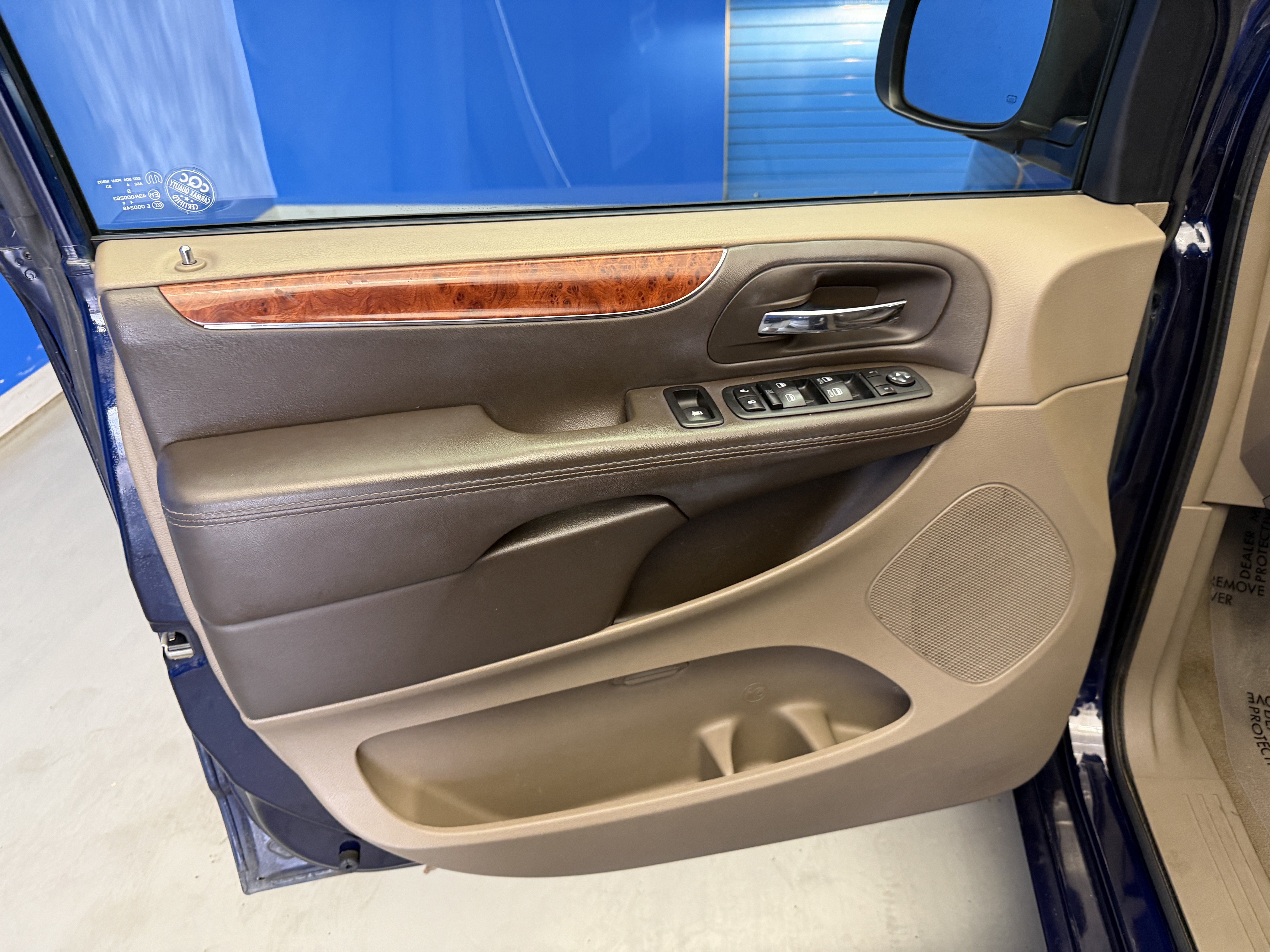 Used 2015 Chrysler Town & Country Touring w/ Driver Convenience Group FWD image 10