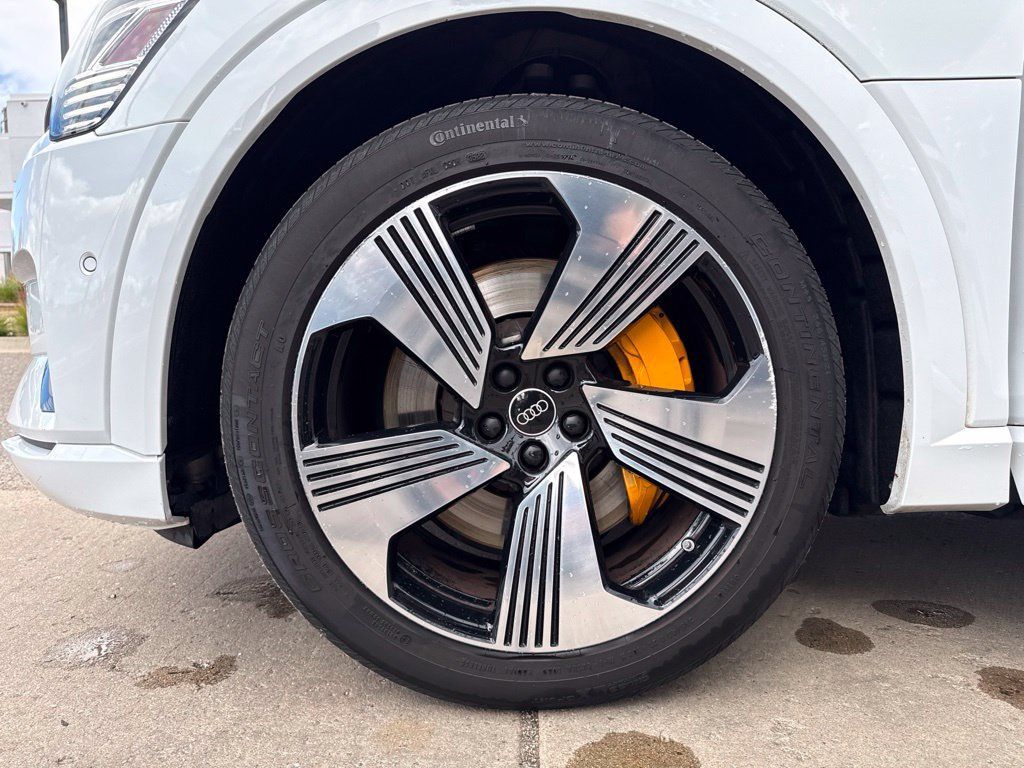 Used 2023 Audi e-tron Premium Plus w/ Premium Plus Package AWD/4WD image 27