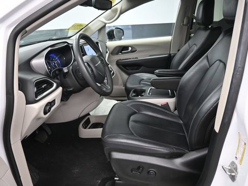 Used 2024 Chrysler Pacifica Touring-L FWD image 15