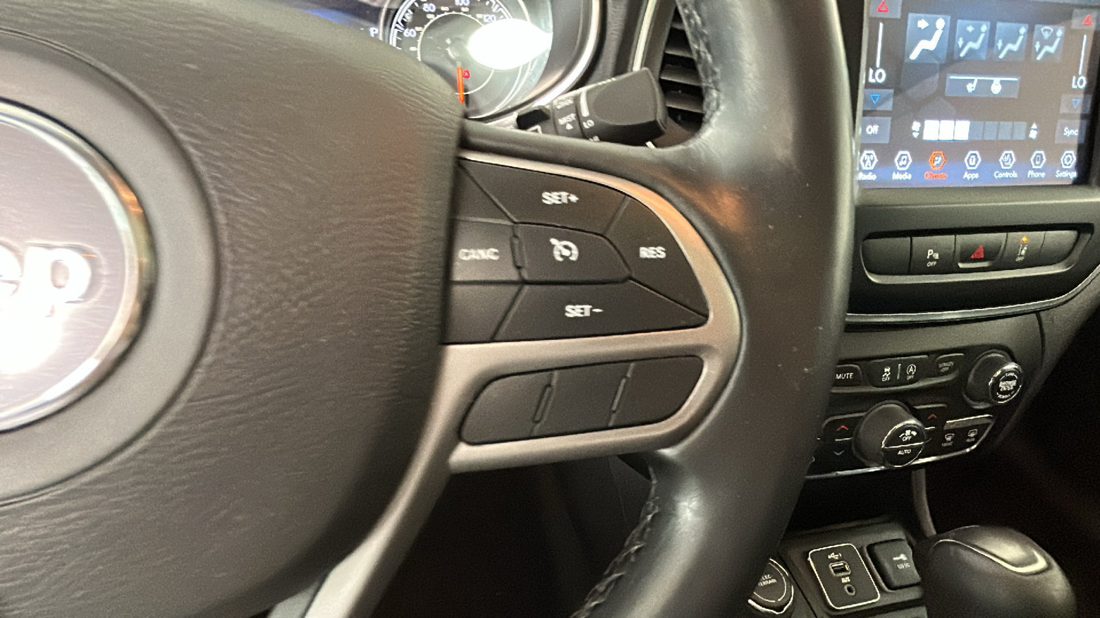 Used 2021 Jeep Cherokee Latitude Lux w/ Sun & Sound Group AWD/4WD image 19
