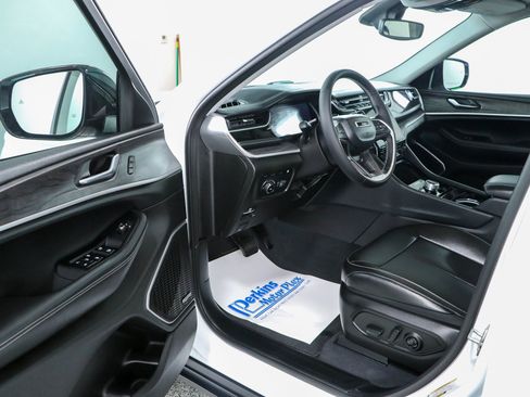 Used 2023 Jeep Grand Cherokee 4WD 4xe image 3