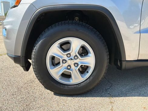 Used 2017 Jeep Grand Cherokee Laredo AWD/4WD image 13