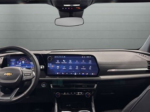 Used 2025 Chevrolet Traverse LT image 10