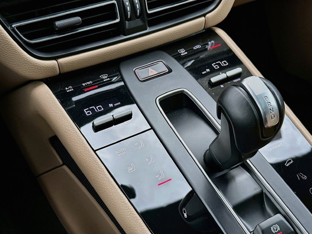 Certified 2024 Porsche Macan S AWD/4WD image 18