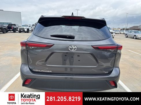 Used 2025 Toyota Highlander LE FWD image 6
