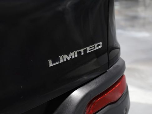 Used 2018 Jeep Cherokee Limited AWD/4WD image 32