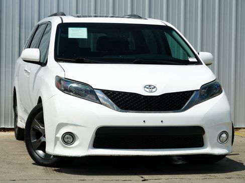 Used 2015 Toyota Sienna SE Premium image 2