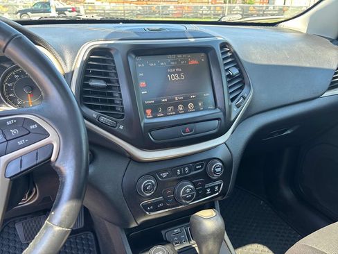 Used 2016 Jeep Cherokee Latitude w/ Comfort/Convenience Group AWD/4WD image 16