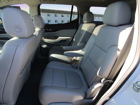 Used 2023 GMC Acadia SLT w/ Preferred Package image 7