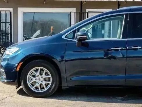 Used 2021 Chrysler Pacifica Touring-L FWD image 12