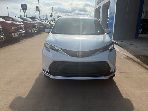Used 2024 Toyota Sienna XLE w/ XLE Plus Package FWD image 9