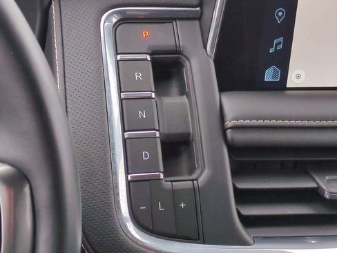 Used 2023 Chevrolet Suburban Premier image 31