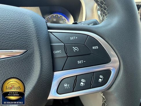 Used 2023 Chrysler Pacifica Touring-L FWD image 11