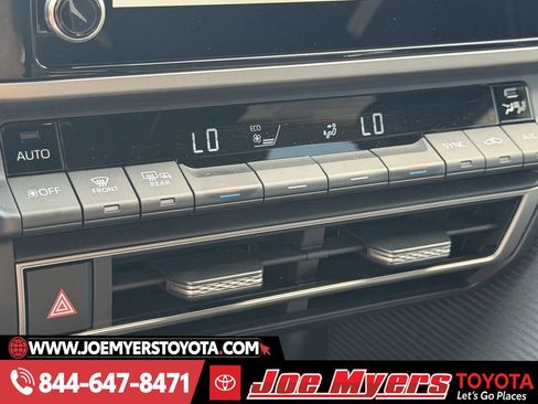 Used 2025 Toyota Camry SE w/ Convenience Package image 20