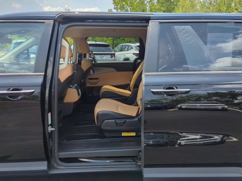 Used 2022 Kia Carnival LX FWD image 18