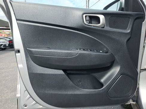 Used 2025 Hyundai Venue SEL FWD image 14