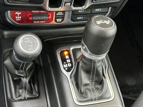 Used 2025 Jeep Wrangler Unlimited Rubicon image 21