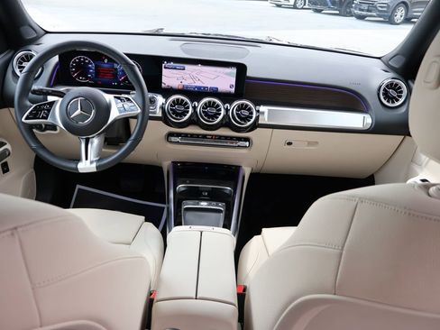 Used 2025 Mercedes-Benz GLB 250 4MATIC image 15