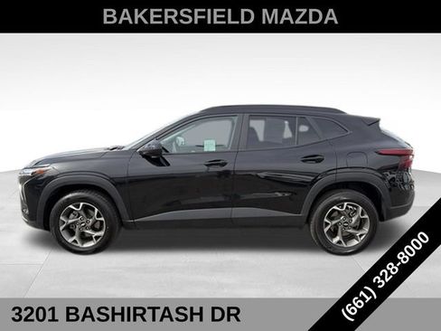 Used 2025 Chevrolet Trax LT FWD image 2