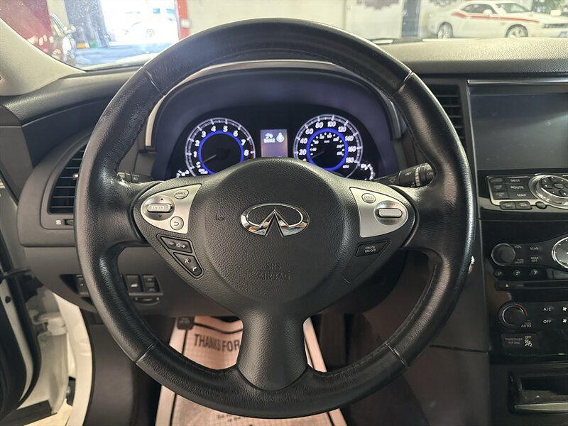 Used 2017 INFINITI QX70 AWD w/ Premium Package image 32