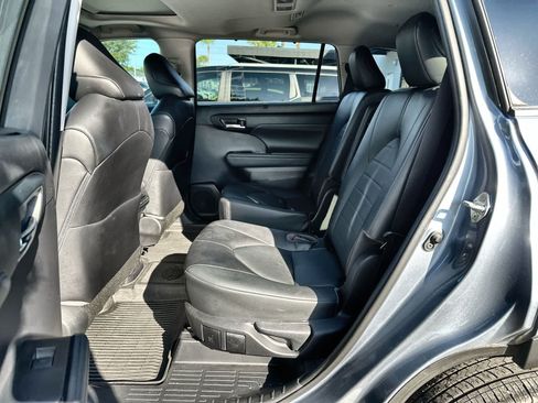 Used 2022 Toyota Highlander XLE FWD image 4