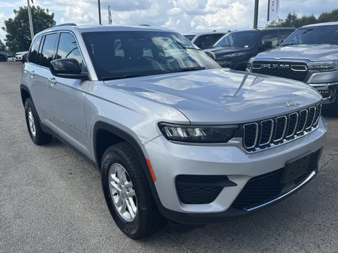 Used 2024 Jeep Grand Cherokee Laredo RWD image 3